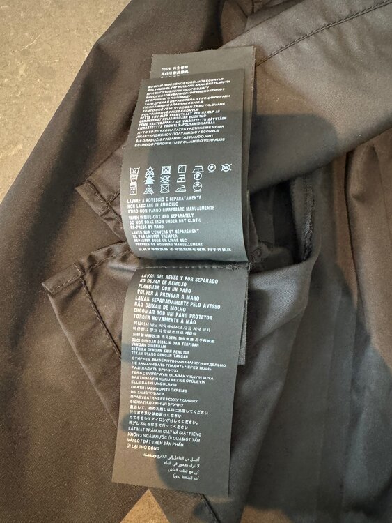 PRADAナイロンジャケット（古着・ファッション）の商品画像 - 査定依頼日：2025年2月6日 - 最高査定価格：35,000円