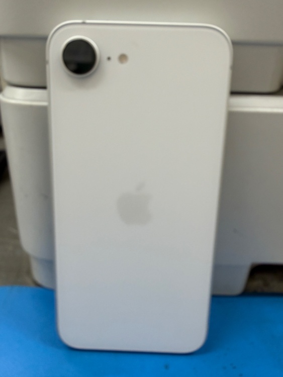iPhone iPhone 16e 128GB Softbank（スマホ）の商品画像 - 査定依頼日：2026年7月18日 - 最高査定価格：62,000円