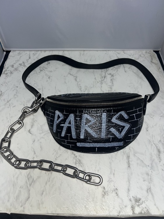 バレンシアガ グラフィティ「PARIS」ベルトバッグ（ブランドバッグ）の商品画像 - 査定依頼日：2026年9月25日 - 最高査定価格：60,000円