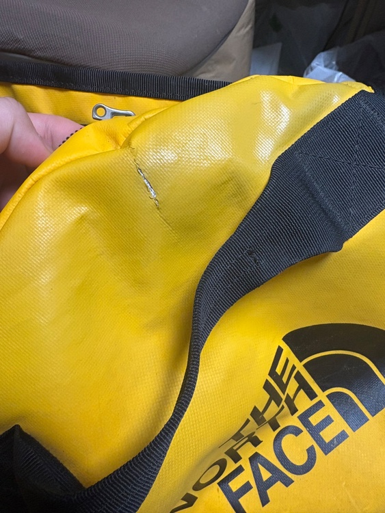 The North Face Base Camp Duffel M (71L)（ブランドバッグ）の商品画像 - 査定依頼日：2026年3月9日 - 最高査定価格：100,000円