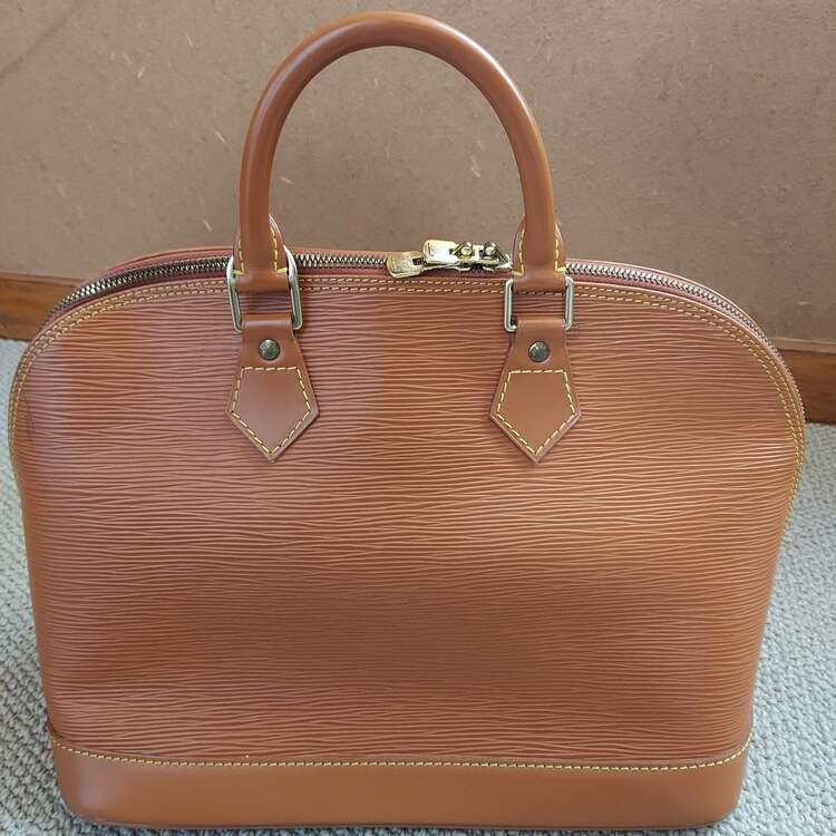 ルイヴィトン エピ （ブランドバッグ）の商品画像 - 査定依頼日：2025年2月12日 - 最高査定価格：15,000円