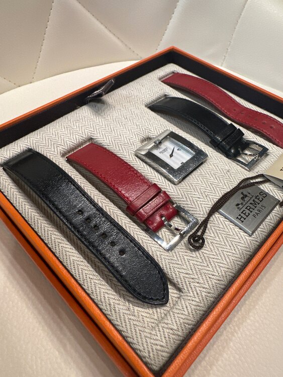 腕時計　ベルト赤・黒（ブランド財布・小物）の商品画像 - 査定依頼日：2025年4月15日 - 最高査定価格：40,000円