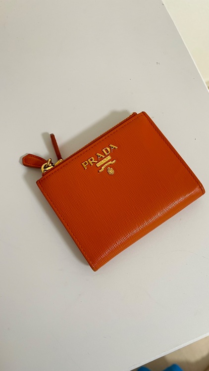 サフィアーノレザー　折りたたみ財布（ブランド財布・小物）の商品画像 - 査定依頼日：2025年9月5日 - 最高査定価格：8,000円