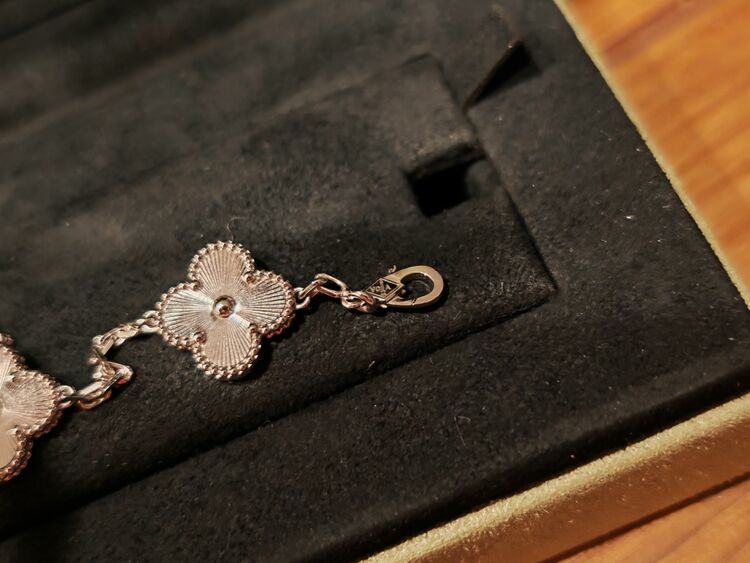 ヴァンクリーフアーペル ヴィンテージアルハンブラブレスレット ギヨシェ5モチーフ（宝石）の商品画像 - 査定依頼日：2025年10月3日 - 最高査定価格：900,000円