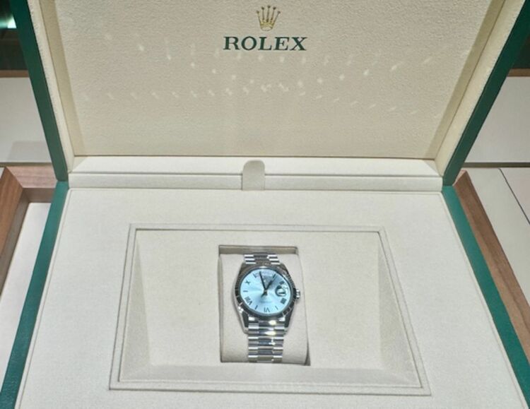 デイデイト　プラチナ　アイスブルー　ローマン文字盤（高級時計）の商品画像 - 査定依頼日：2025年9月29日 - 最高査定価格：10,000,000円