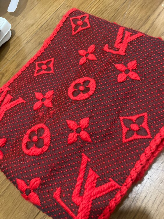 ルイヴィトン　マフラー（古着・ファッション）の商品画像 - 査定依頼日：2025年4月23日 - 最高査定価格：12,000円