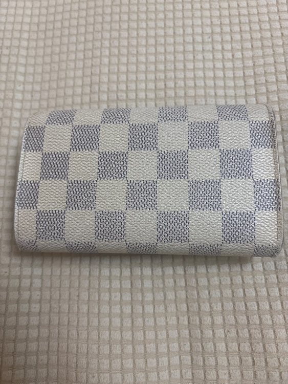 二つ折り財布（ブランドバッグ）の商品画像 - 査定依頼日：2025年7月4日 - 最高査定価格：10,000円