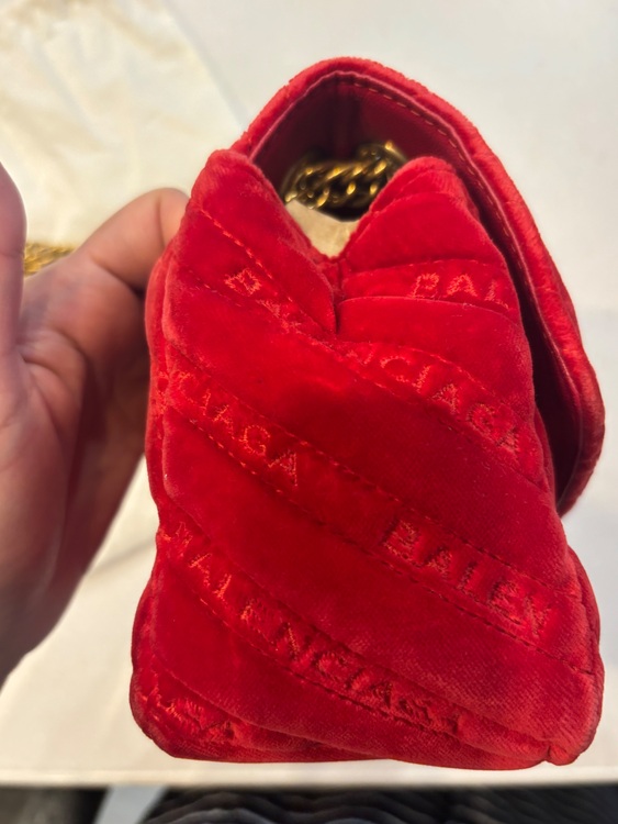 ベロアチェーンショルダーバッグ（ブランドバッグ）の商品画像 - 査定依頼日：2025年9月10日 - 最高査定価格：40,000円