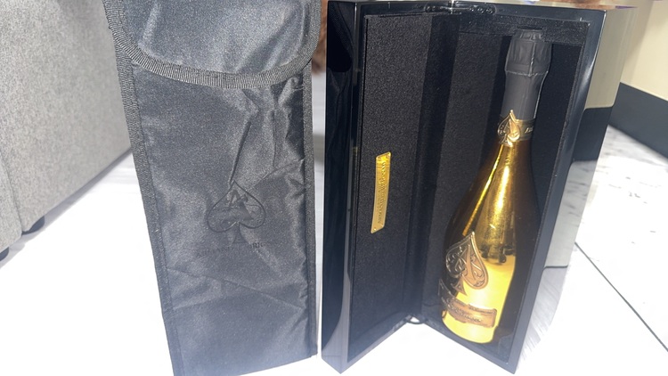 シャンパン アルマン・ド・ブリニャック （お酒）の商品画像 - 査定依頼日：2025年9月30日 - 最高査定価格：125,000円