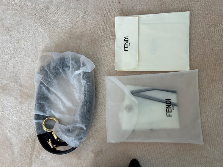 ミニのFENDIピーカブー（ブランドバッグ）の商品画像 - 査定依頼日：2026年2月15日 - 最高査定価格：230,000円