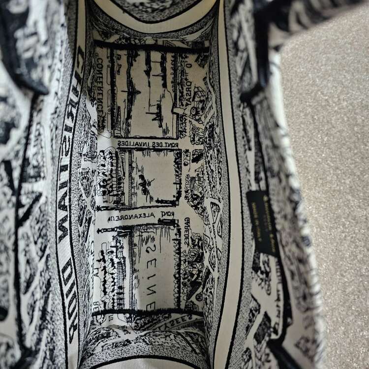 ディオール　ブックトート（ブランドバッグ）の商品画像 - 査定依頼日：2023年12月30日