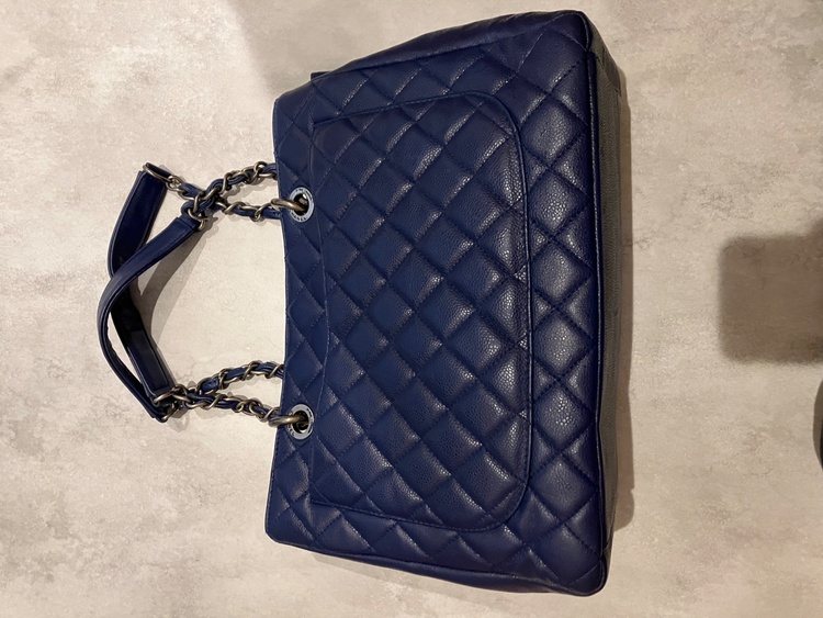 GSTトート　ネイビー　キャビアスキン（ブランドバッグ）の商品画像 - 査定依頼日：2026年3月5日 - 最高査定価格：240,000円