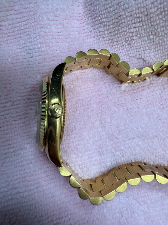 ロレックス デイデイト （高級時計）の商品画像 - 査定依頼日：2025年8月28日 - 最高査定価格：3,000,000円