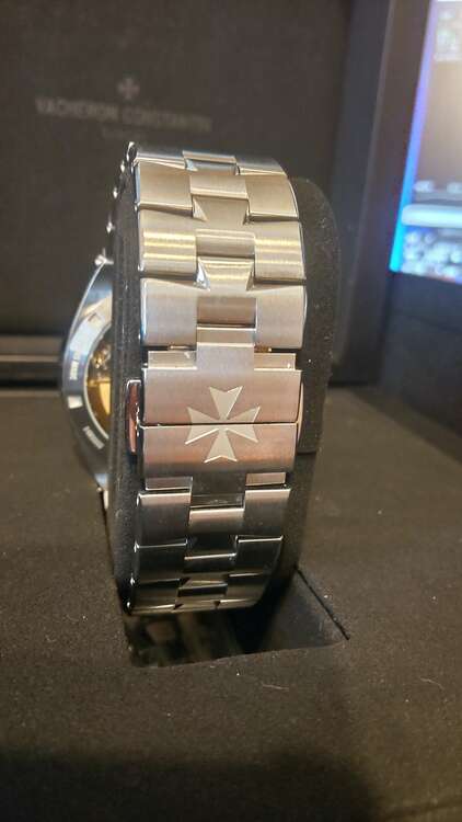 ヴァシュロン コンスタンタン オーヴァーシーズ 4500 110a-B483（高級時計）の商品画像 - 査定依頼日：2024年12月24日 - 最高査定価格：3,350,000円