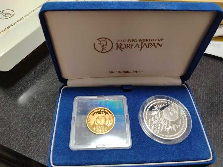 2002FIFAワールドカップ記念一万円金貨幣・千円銀貨幣プルーフ貨幣セット（金・貴金属）の商品画像 - 査定依頼日：2026年8月10日 - 最高査定価格：351,000円
