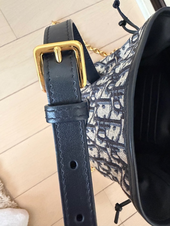 Dior 30 montaigneミニ バケットバッグ ドローストリング（ブランドバッグ）の商品画像 - 査定依頼日：2026年10月10日 - 最高査定価格：200,000円