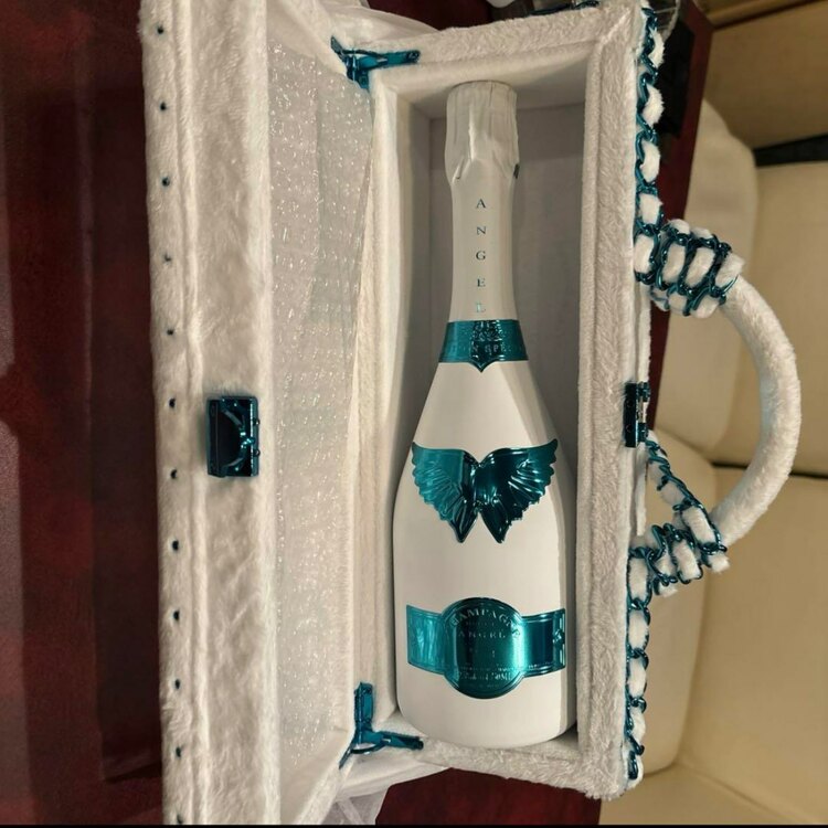 エンジェルシャンパン　ホワイトデーエディション（お酒）の商品画像 - 査定依頼日：2025年3月26日 - 最高査定価格：38,000円