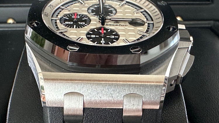 オーデマピゲ ロイヤルオークオフショア 26400S（高級時計）の商品画像 - 査定依頼日：2025年9月5日 - 最高査定価格：3,000,000円