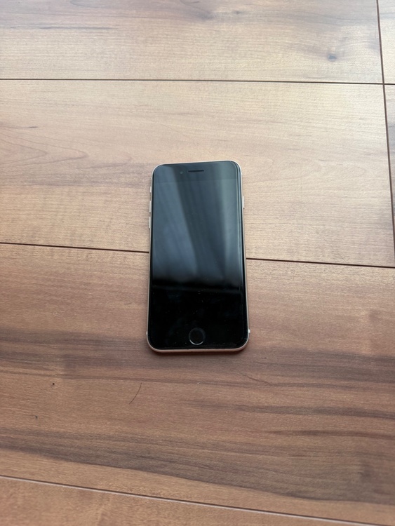 iPhone SE ホワイト　128GB（スマホ）の商品画像 - 査定依頼日：2026年8月6日 - 最高査定価格：22,000円