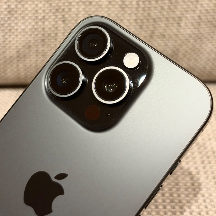iPhone 16 Pro 256GB 本体 SIMフリー ブラックチタニウム（スマホ）の商品画像 - 査定依頼日：2026年9月26日 - 最高査定価格：121,000円