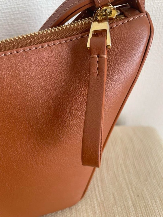 LOEWE HAMMOCK HOBO MINI 　TAN　AS38G13X01（ブランドバッグ）の商品画像 - 査定依頼日：2025年9月27日 - 最高査定価格：130,000円