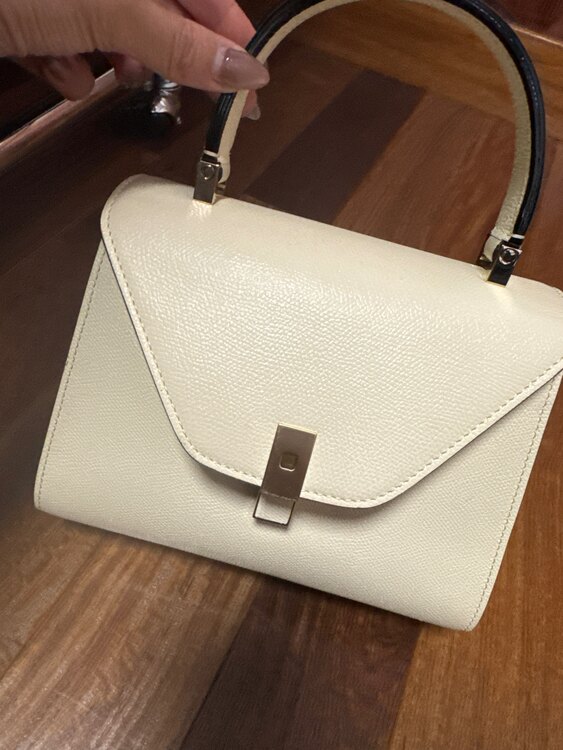 ヴァレクストラ  （ブランドバッグ）の商品画像 - 査定依頼日：2025年3月4日 - 最高査定価格：200,000円