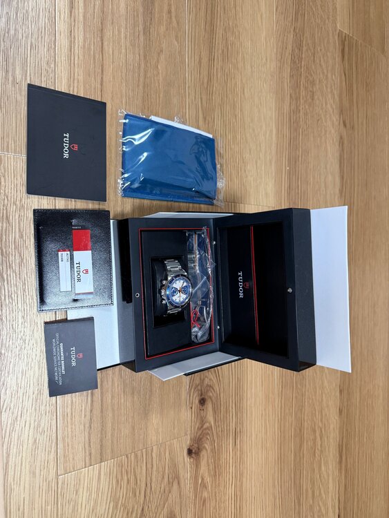 チューダー ブラックベイ 70330（高級時計）の商品画像 - 査定依頼日：2025年4月5日 - 最高査定価格：500,000円