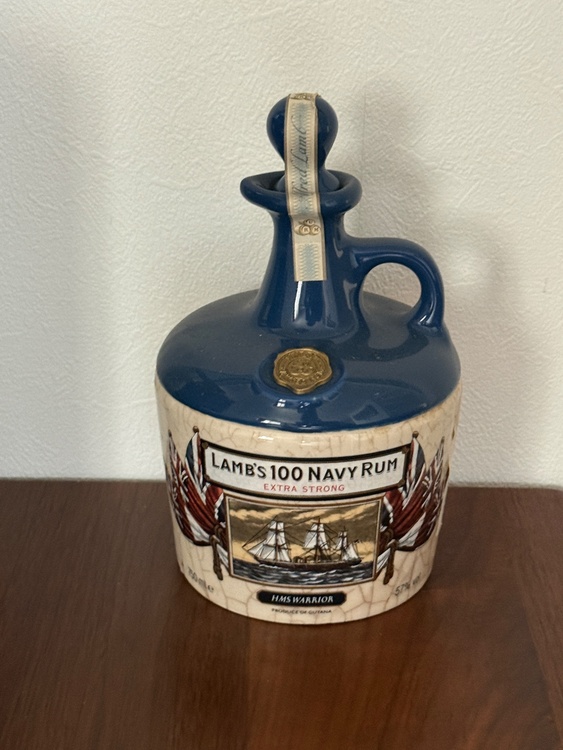 「ラムズ 100 ネイビーラム エクストラ ストロング HMSウォリアー（LAMBS 100 NAVY RUM EXTRA STRONG HMS WARRIOR）」の陶器ボトル（古酒）（お酒）の商品画像 - 査定依頼日：2026年8月15日 - 最高査定価格：3,000円