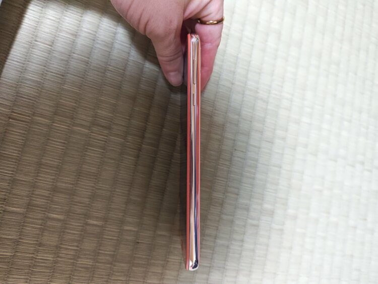 スマートフォン（スマホ）の商品画像 - 査定依頼日：2026年6月17日 - 最高査定価格：100,000円