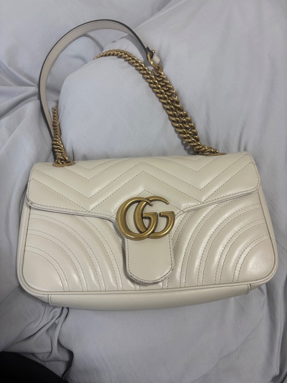 GUCCI GGマーモント キルティング スモール ショルダーバッグ ホワイト（ブランドバッグ）の商品画像 - 査定依頼日：2025年9月24日 - 最高査定価格：100,000円