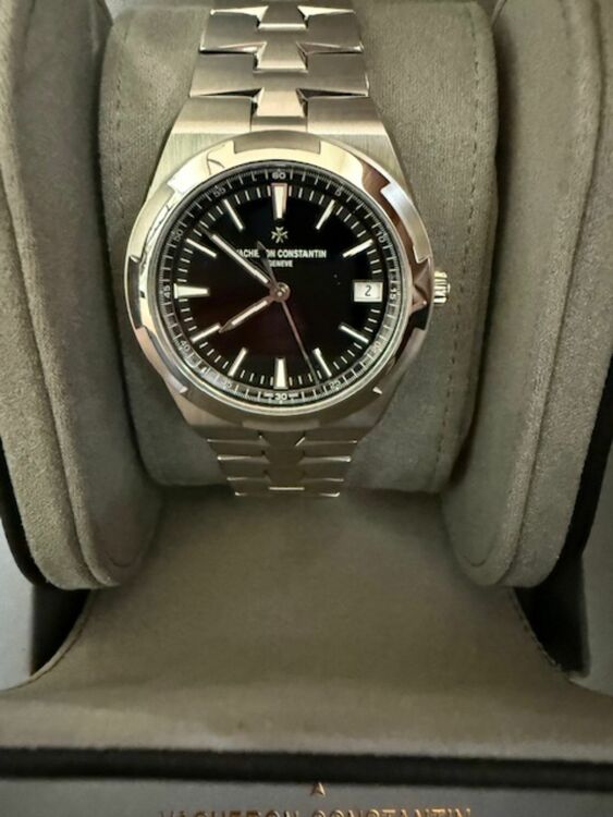 ヴァシュロン コンスタンタン オーヴァーシーズ （高級時計）の商品画像 - 査定依頼日：2025年6月3日 - 最高査定価格：3,200,000円