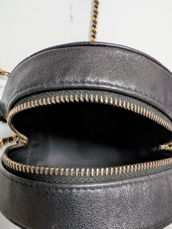 CHANEL マトラッセ ラウンド チェーンショルダー ミニ バッグ レザー ゴールド金具（ブランドバッグ）の商品画像 - 査定依頼日：2026年8月31日 - 最高査定価格：100,000円