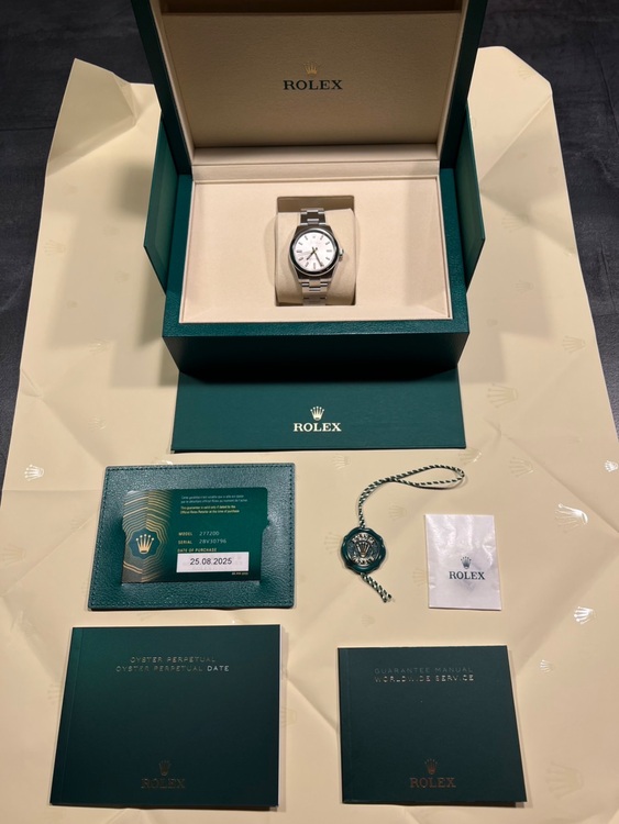 オイスターパーペチュアル31ミリシルバー（高級時計）の商品画像 - 査定依頼日：2025年9月5日 - 最高査定価格：930,000円