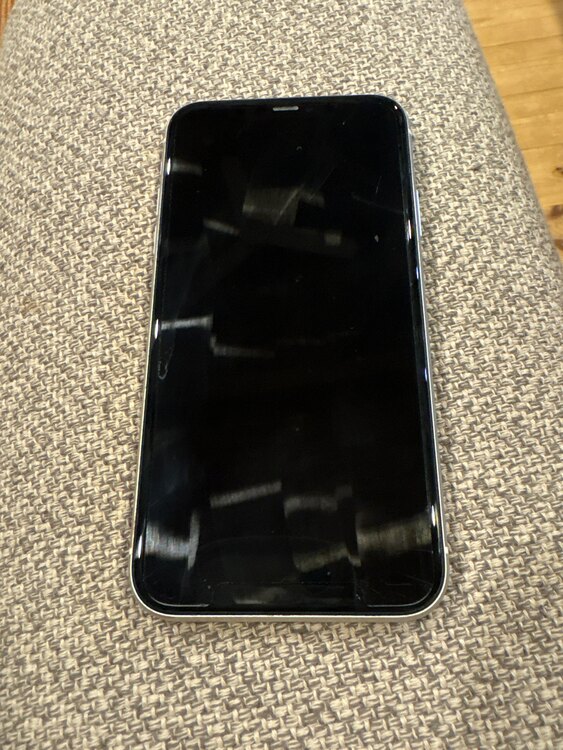 iPhone11 128GB au（スマホ）の商品画像 - 査定依頼日：2025年4月10日 - 最高査定価格：13,000円