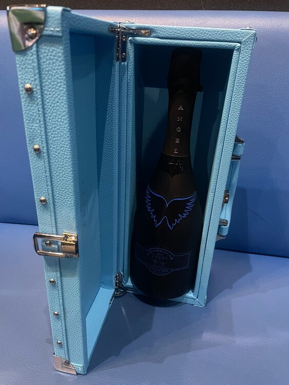 エンジェルシャンパンブリュットヘイローブルー（お酒）の商品画像 - 査定依頼日：2025年4月23日 - 最高査定価格：100,000円