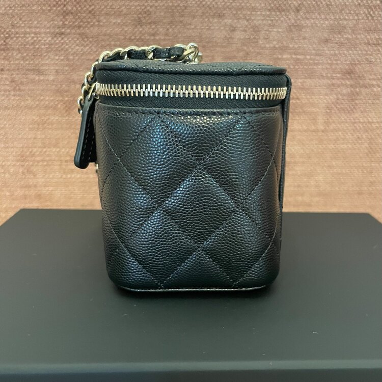 CHANEL 25P マトラッセ バニティバッグ キャビアスキン 黒（ブランドバッグ）の商品画像 - 査定依頼日：2025年4月13日 - 最高査定価格：400,000円