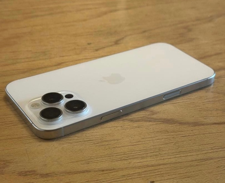 iPhone iPhone 16 Pro Max 1TB SIMフリー（スマホ）の商品画像 - 査定依頼日：2026年10月4日 - 最高査定価格：154,000円