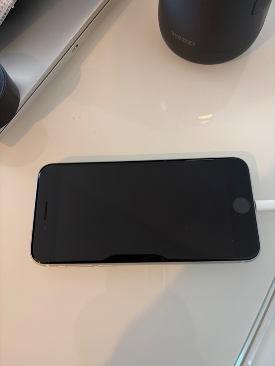 iPhone SE (第 2 世代) 128GB SIMフリー（スマホ）の商品画像 - 査定依頼日：2026年4月12日 - 最高査定価格：15,000円