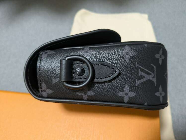 モノグラム エクリプス アルファ ウエアラブルウォレット（ブランドバッグ）の商品画像 - 査定依頼日：2025年4月25日 - 最高査定価格：260,000円