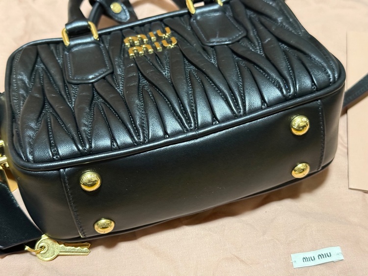 ミュウミュウ  （ブランドバッグ）の商品画像 - 査定依頼日：2025年9月20日 - 最高査定価格：210,000円