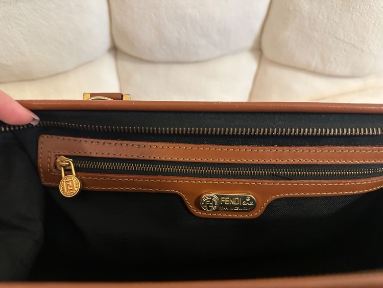 フェンディ  （ブランドバッグ）の商品画像 - 査定依頼日：2025年9月20日 - 最高査定価格：30,000円