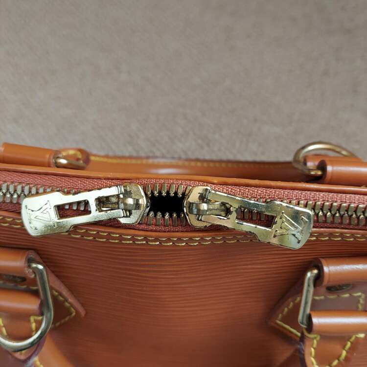 ルイヴィトン エピ （ブランドバッグ）の商品画像 - 査定依頼日：2025年2月12日 - 最高査定価格：15,000円