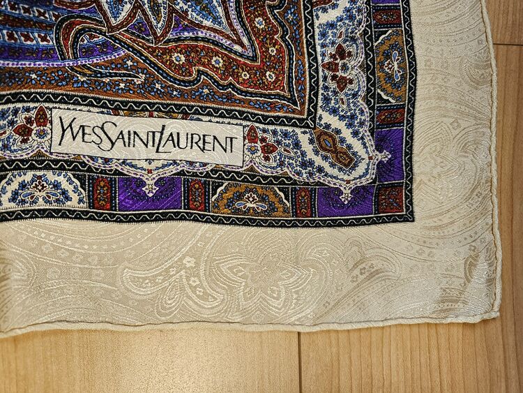 イブサンローラン　スカーフ（ブランド財布・小物）の商品画像 - 査定依頼日：2025年9月30日 - 最高査定価格：1,200円