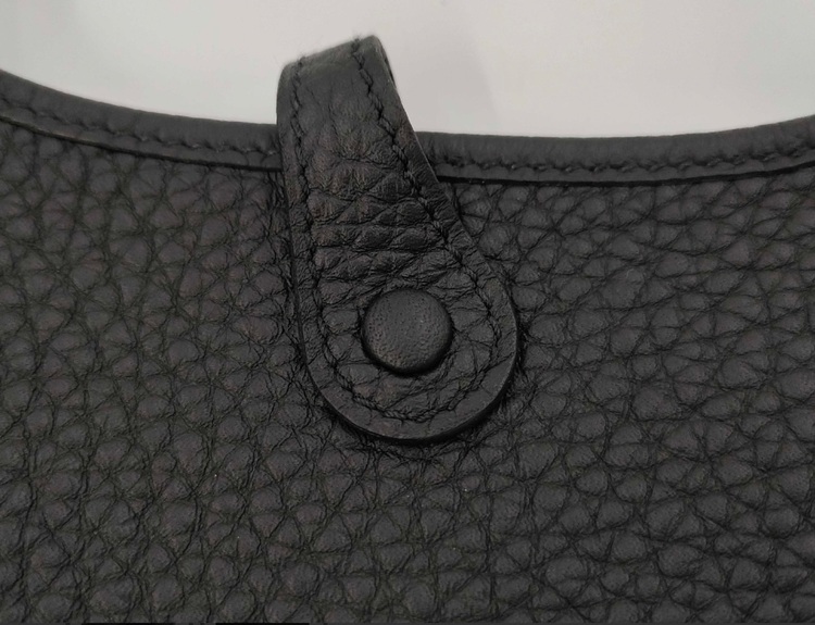 エブリンTPM ブラック トリヨンクレマンス シルバー金具 W刻印 ハンドバッグ（ブランドバッグ）の商品画像 - 査定依頼日：2025年6月22日 - 最高査定価格：350,000円