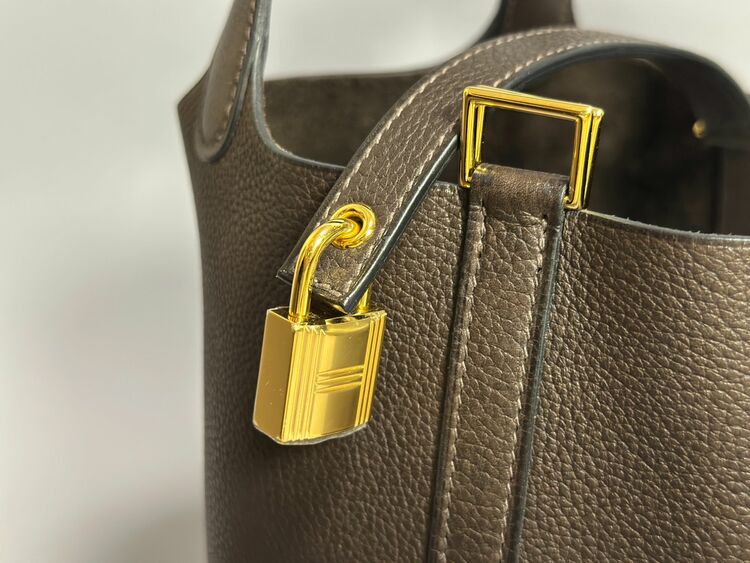 ロックPM、エトゥープxゴールド金具、 トリヨンクレマンス、WBY004AN （ブランドバッグ）の商品画像 - 査定依頼日：2025年6月30日 - 最高査定価格：550,000円