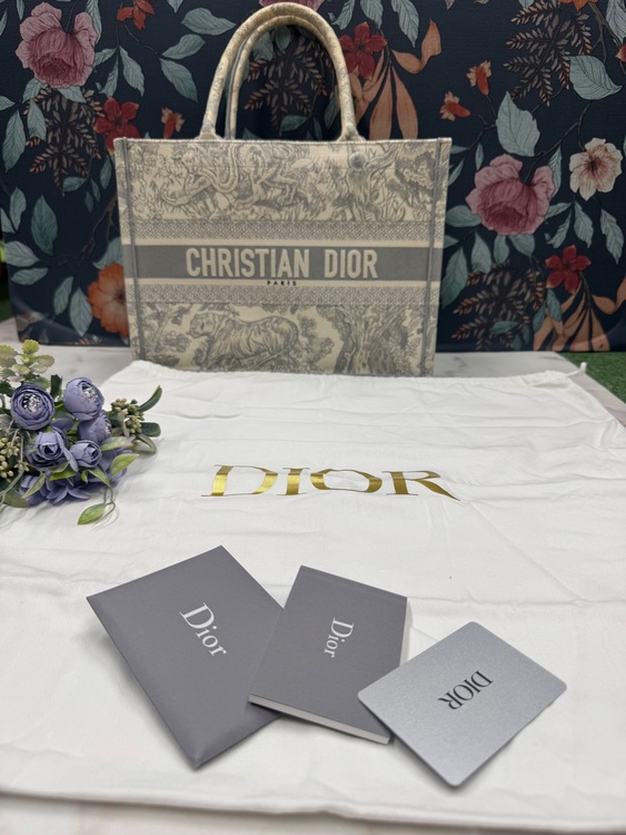 ミディアムグレーブックトート50-MA0272（ブランドバッグ）の商品画像 - 査定依頼日：2025年9月14日 - 最高査定価格：125,000円