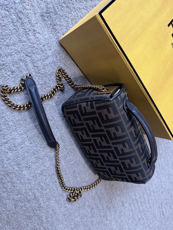 フェンディ  （ブランドバッグ）の商品画像 - 査定依頼日：2025年11月27日 - 最高査定価格：160,000円