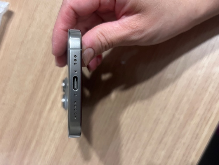 iPhone16pro256GBNaturalTitanium（スマホ）の商品画像 - 査定依頼日：2025年10月12日 - 最高査定価格：110,000円