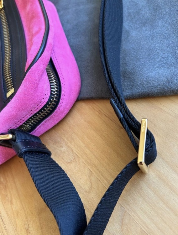 トムフォード　ショルダーバッグ　ピンク　スエード　ゴールド金具（ブランドバッグ）の商品画像 - 査定依頼日：2026年3月6日 - 最高査定価格：100,000円