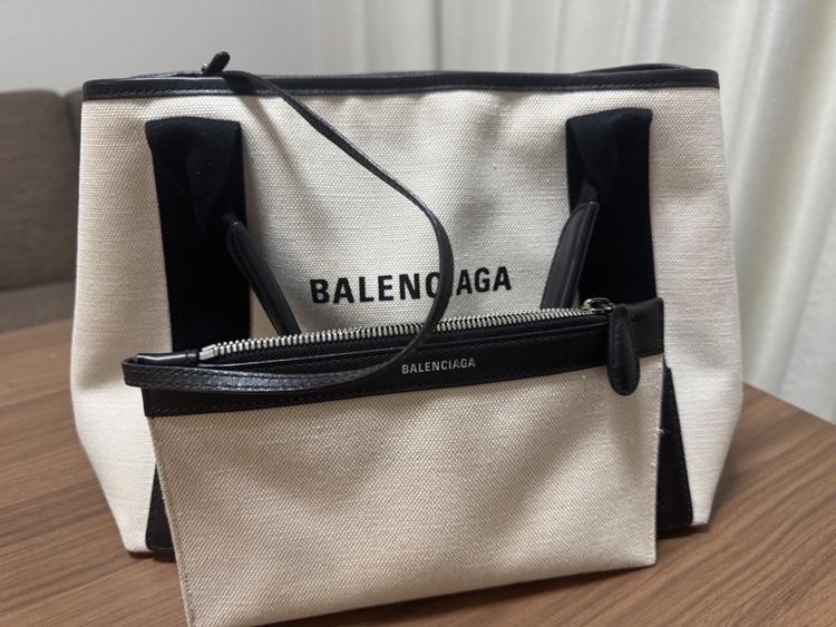 バレンシアトートバッグ カバ Sサイズ ホワイト レディース（ブランドバッグ）の商品画像 - 査定依頼日：2025年11月21日 - 最高査定価格：58,000円